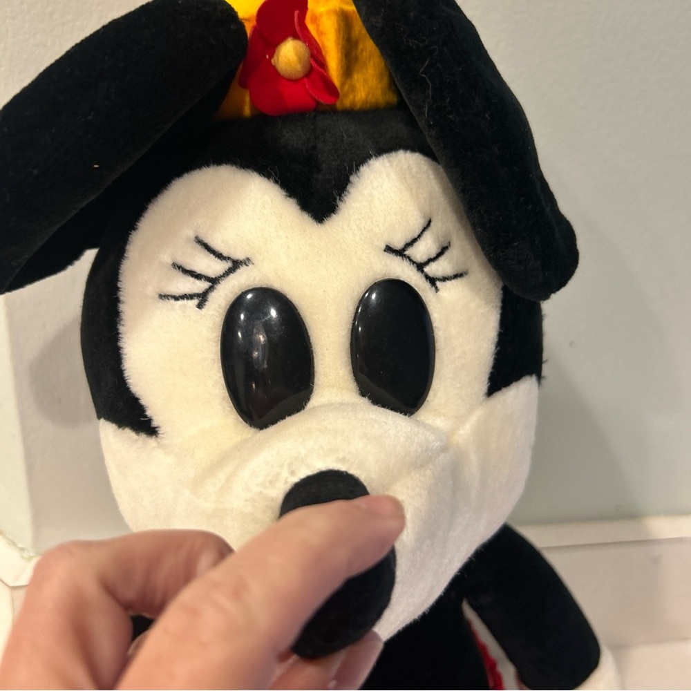 Plush vintage Minnie Mouse from Disneyland Disney World - Picture 6 of 9